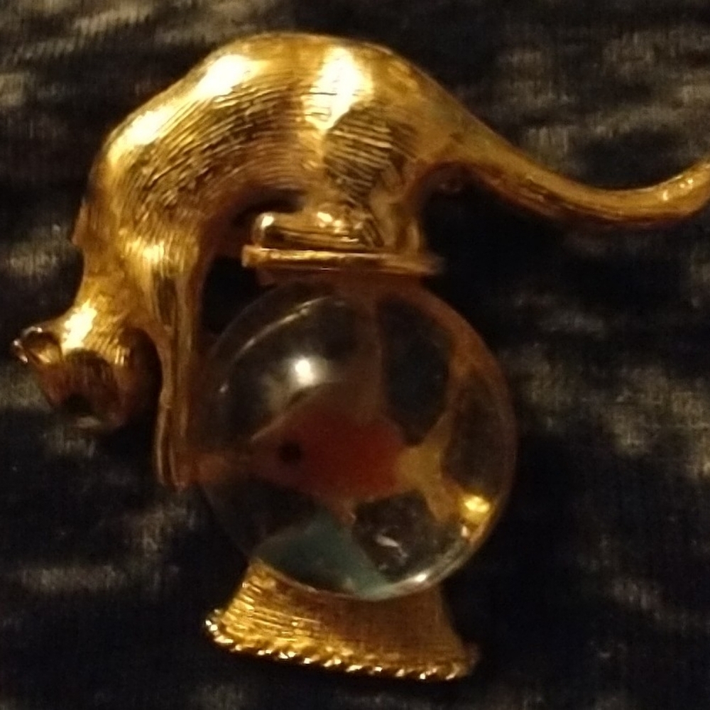Vintage gold crown cat pin